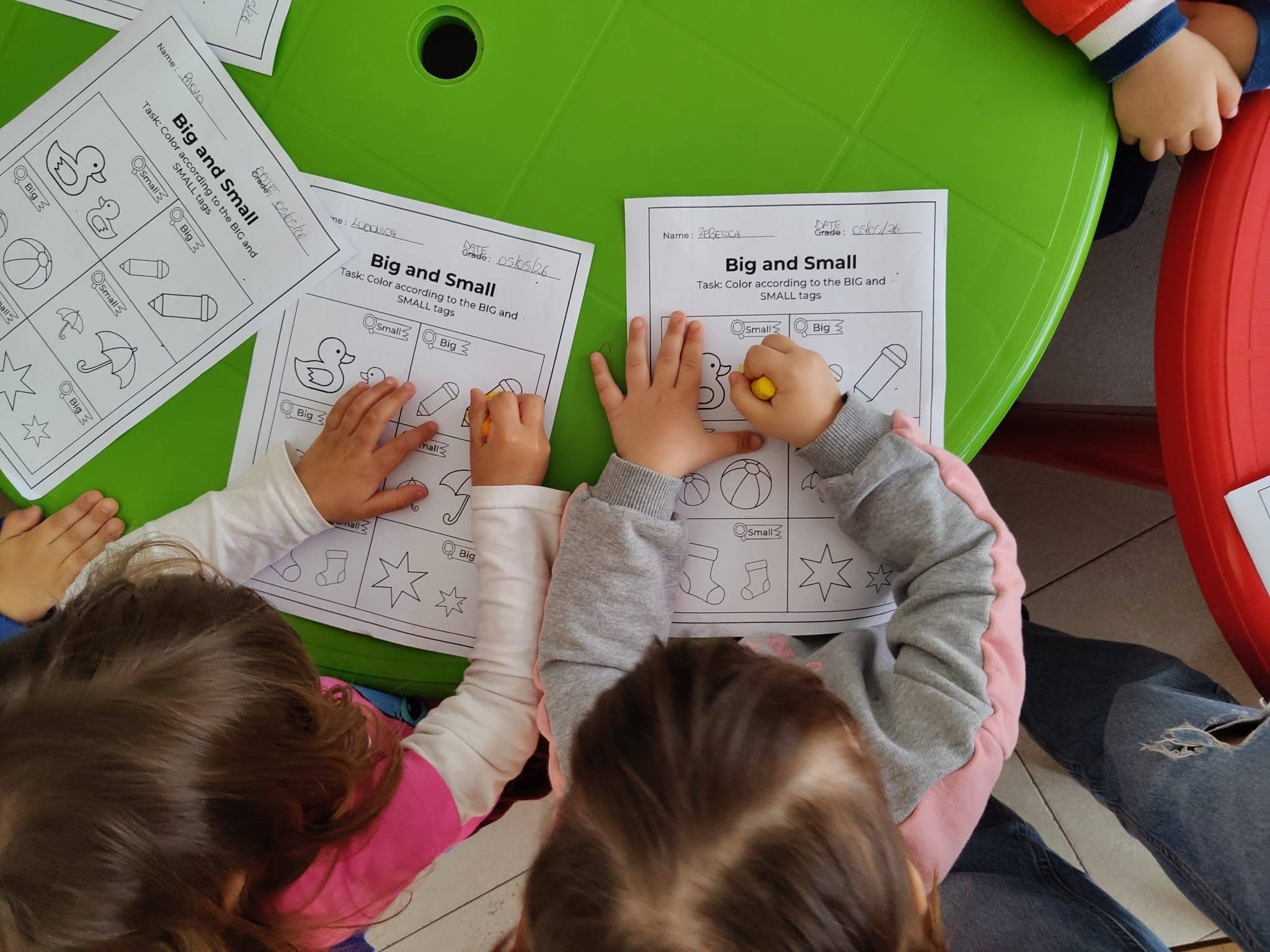 Angolo dei travasi, mani di un bambino al lavoro
