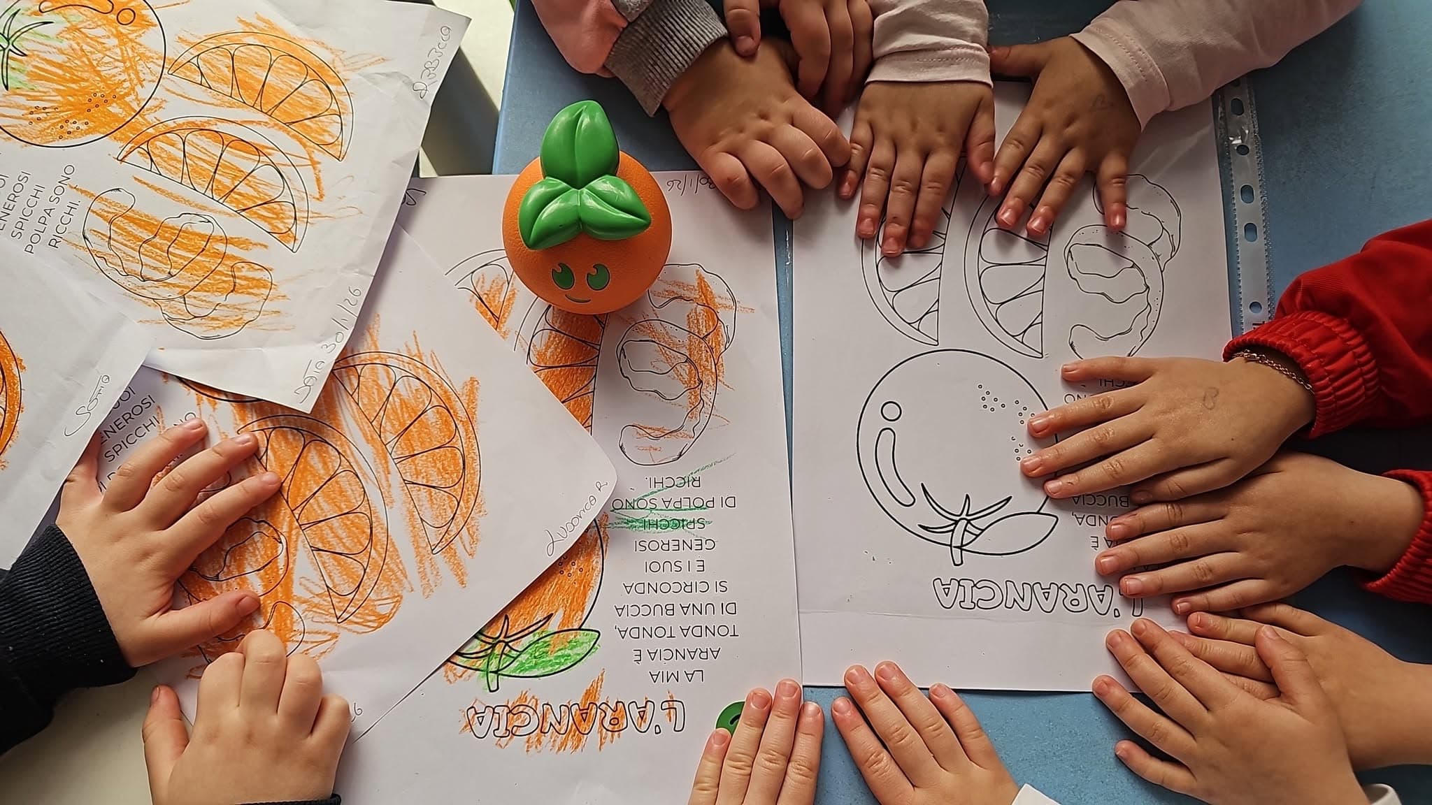 Mani dell'insegnante che scrive sul diario