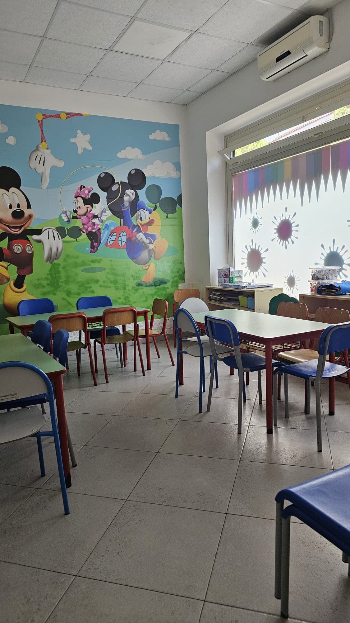Aula circolare, tempere e pastelli in uso